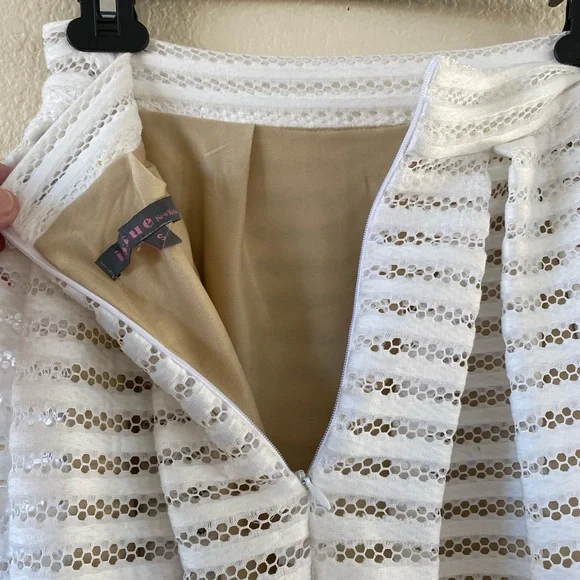 Issue New York Classy and Edgy White Long Skirt and Top Sz S - Picture 5 of 11